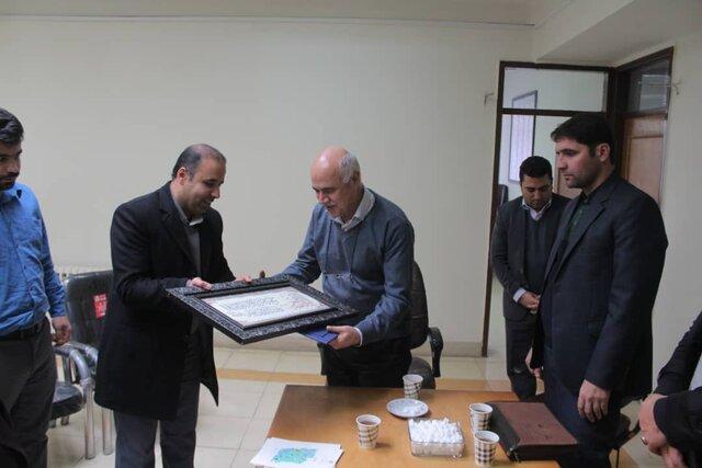 تجلیل از پژوهشگر نخبه گیاه شناسی در کردستان تجلیل از پژوهشگر نخبه گیاه شناسی در کردستان