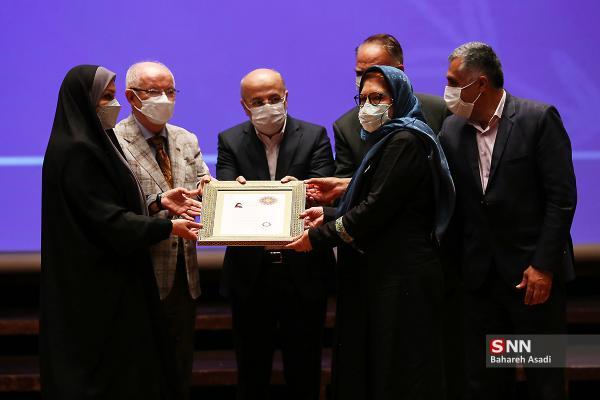 اعطای نشان درجه یک هنری، برای اولین بار در حوزه طراحی پارچه اعطای نشان درجه یک هنری، برای اولین بار در حوزه طراحی پارچه و لباس