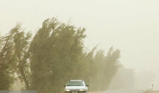 باد و گرد و خاک در جاده های 2 استان باد و گرد و خاک در جاده های 2 استان